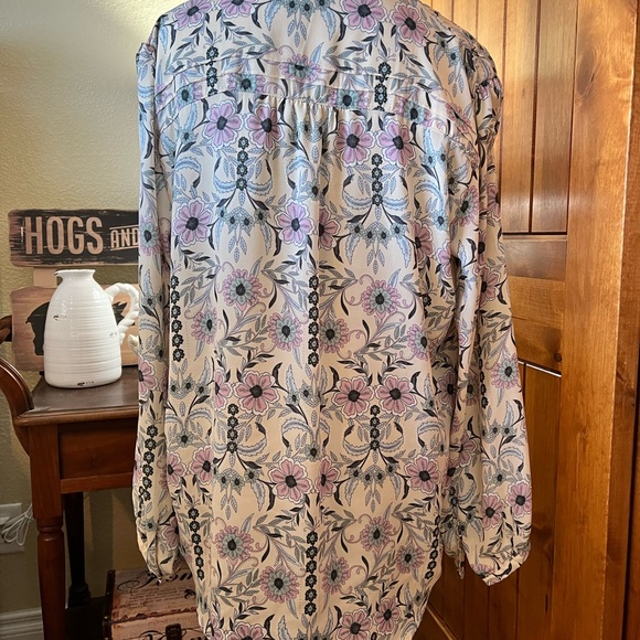 Perfect spring blouse - Picture 2 of 5
